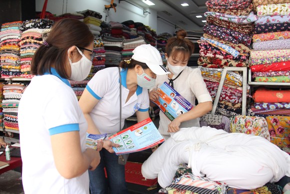 Phụ nữ Đà Nẵng tự may và phát khẩu trang miễn phí ảnh 5
