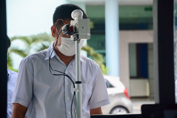 Nguyên Thứ trưởng Bộ GD-ĐT Bùi Văn Ga chế tạo hệ thống đo thân nhiệt từ xa ảnh 1