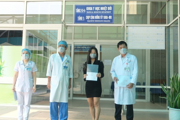 Bệnh nhân nhiễm Covid-19 số 122 được xuất viện ảnh 1