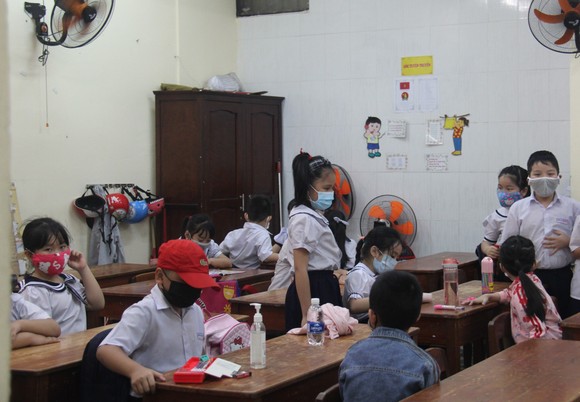Đà Nẵng: Hơn 2.600 học sinh vắng mặt trong ngày đầu đi học lại ảnh 1