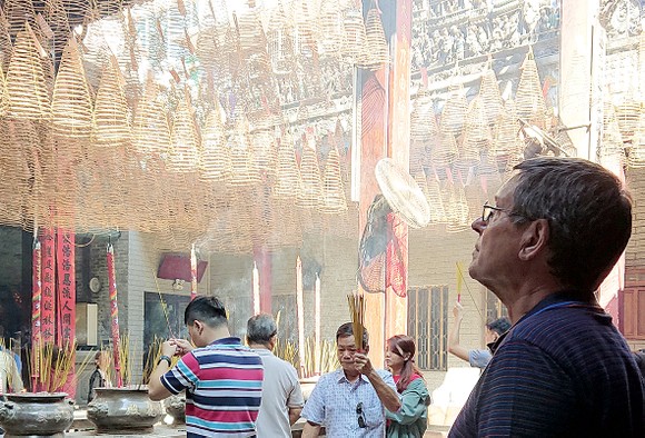 Tây ăn tết ta ảnh 5