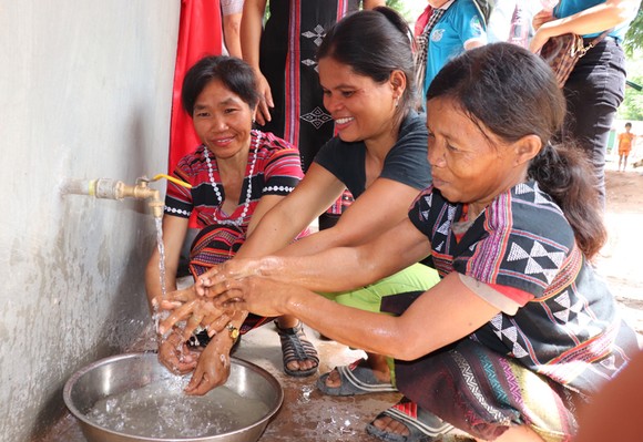 Xây giếng nước, nhà vệ sinh cho người dân vùng biên giới ảnh 6