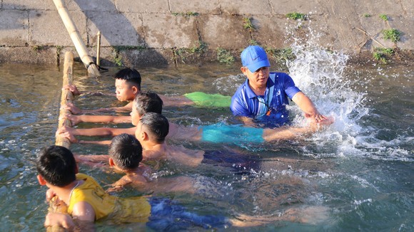 'Nắn dòng' kênh thủy lợi mở lớp dạy bơi miễn phí cho trẻ em ảnh 1