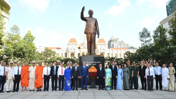 Đoàn lãnh đạo TPHCM dâng hoa, dâng hương tưởng niệm Chủ tịch Hồ Chí Minh ảnh 4