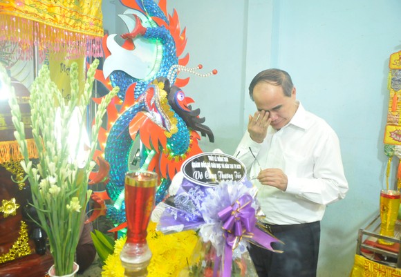 Lãnh đạo TPHCM thăm các em học sinh bị nạn trong vụ cây phượng bật gốc tại Trường THCS Bạch Đằng ảnh 2