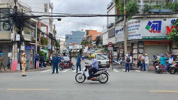 Đồng Nai lấy mẫu xét nghiệm cho người dân khu vực phong tỏa ảnh 1
