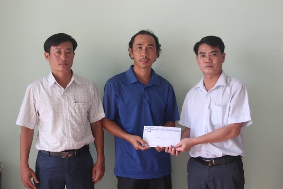 Báo SGGP trao tiền hỗ trợ gia đình chị Oanh ảnh 1