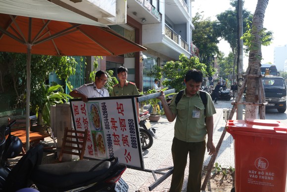 Đà Nẵng: Xử lý 35 trường hợp cửa hàng có bảng hiệu tiếng nước ngoài sai luật ảnh 1