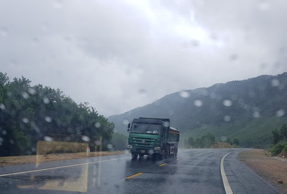 Né trạm thu phí, hàng trăm ô tô chạy vào cao tốc đang thi công ảnh 2