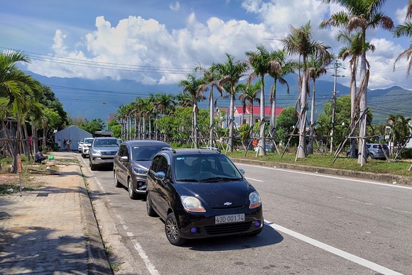 Hàng ngàn người Đà Nẵng đến Thừa Thiên - Huế sau khi nới lỏng kiểm soát ảnh 3