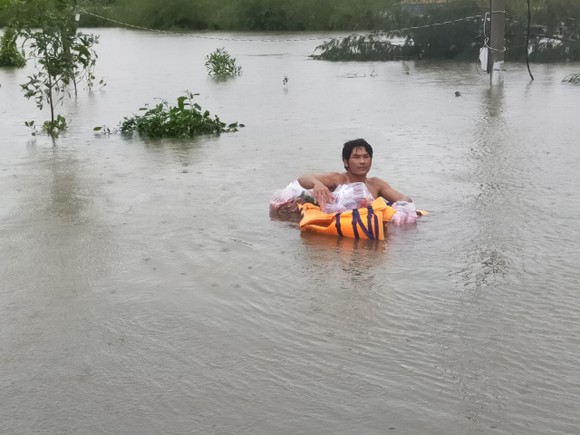 Quảng Bình: Huyện Lệ Thủy ngập sâu trong nước, người dân lên nóc nhà chờ cứu trợ ảnh 9