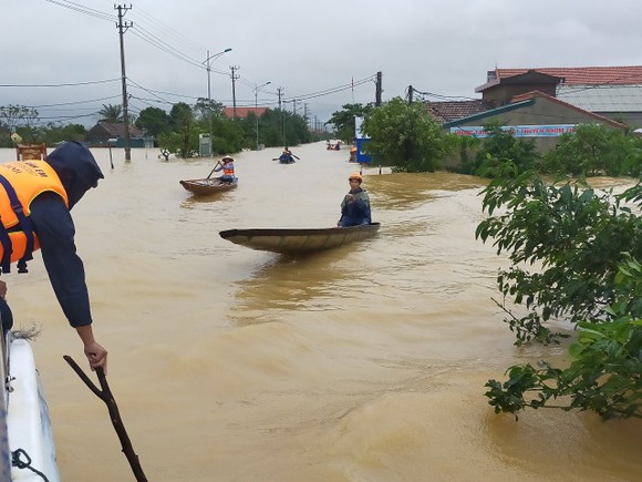 Quảng Bình: Huyện Lệ Thủy ngập sâu trong nước, người dân lên nóc nhà chờ cứu trợ ảnh 5