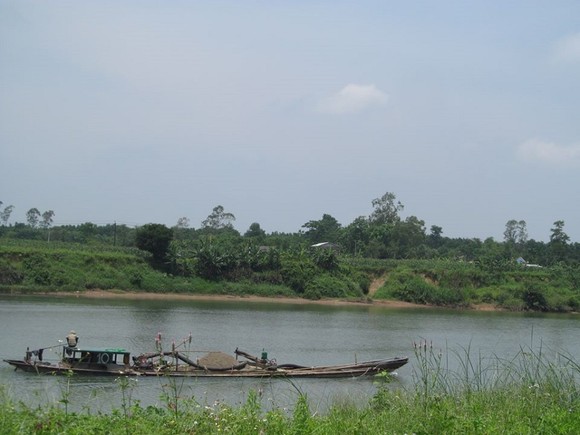 Tàu chở cát chìm trên sông Thạch Hãn, một người tử vong ảnh 1