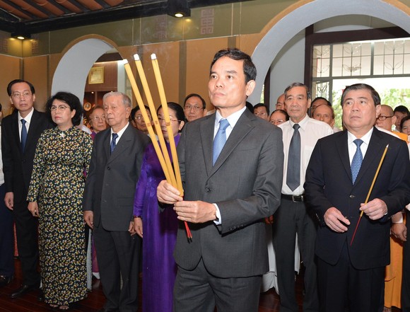 Lãnh đạo TPHCM dâng hương tưởng niệm Chủ tịch Hồ Chí Minh, Chủ tịch Tôn Đức Thắng ảnh 3