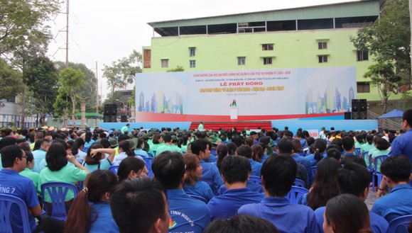 Quận 5 ra quân dọn vệ sinh, trồng cây, tặng cây cho người dân ảnh 1