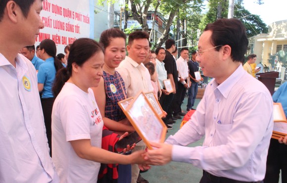 Quận 5 tặng máy may, xe máy, sửa nhà cho các hộ khó khăn ảnh 1