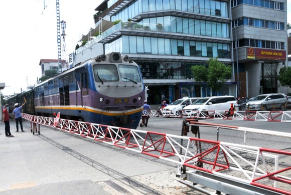 Xe lửa nên tránh giờ cao điểm ảnh 1