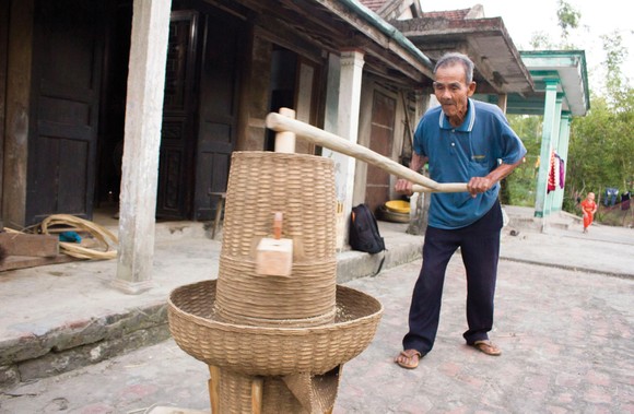 Ông lão giữ nghề đóng cối xay lúa ảnh 2