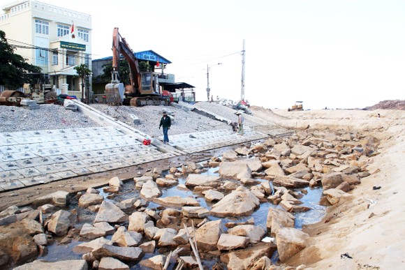 Kè biển 99 tỷ đồng 'lên dây cót' trước mùa mưa bão ảnh 12