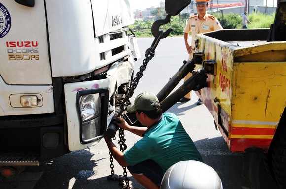Xe tải mất lái lao vào hàng loạt phương tiện, tông sập 1 nhà dân ảnh 3