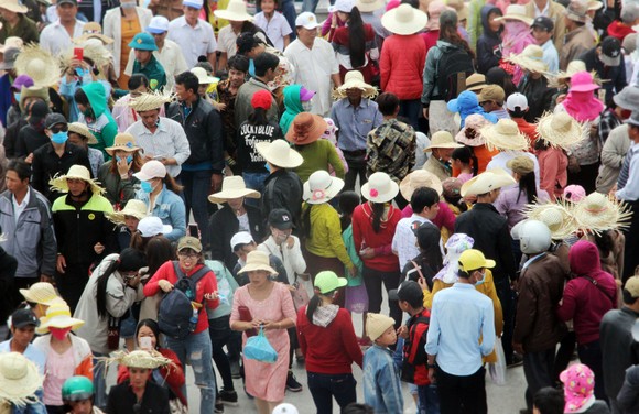 Hàng vạn người kéo nhau lên núi ngắm tượng Phật ngồi cao nhất Đông Nam Á ảnh 7