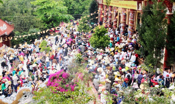 Hàng vạn người kéo nhau lên núi ngắm tượng Phật ngồi cao nhất Đông Nam Á ảnh 3