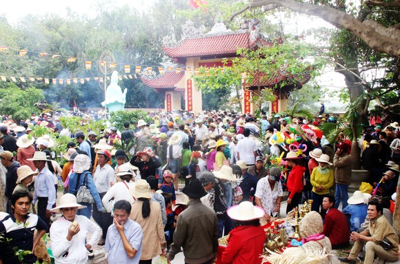 Hàng vạn người kéo nhau lên núi ngắm tượng Phật ngồi cao nhất Đông Nam Á ảnh 12