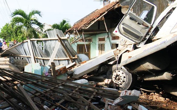 Xe đầu kéo tông sập nhà, cả gia đình đang ngủ bị thương nặng ảnh 1