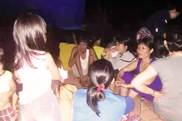 Người dân tiếp tục dựng lều canh xe công vụ, chờ được đối thoại về dự án điện ảnh 2