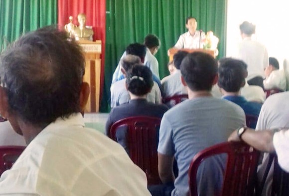 Đối thoại trên đầm Trà Ổ, người dân trả lại xe công vụ cho chính quyền ảnh 2
