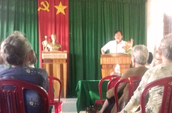 Đối thoại trên đầm Trà Ổ, người dân trả lại xe công vụ cho chính quyền ảnh 1