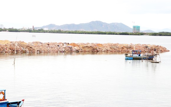 Doanh nghiệp ngang nhiên đổ đất, đá...lấp đầm Thị Nại bị phạt 300 triệu đồng ảnh 1