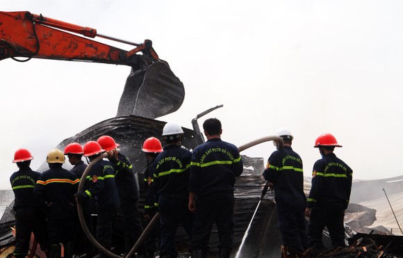 Xưởng chứa củi bốc cháy suốt 12 giờ đồng hồ tại KCN Phú Tài vẫn chưa được dập tắt ảnh 1