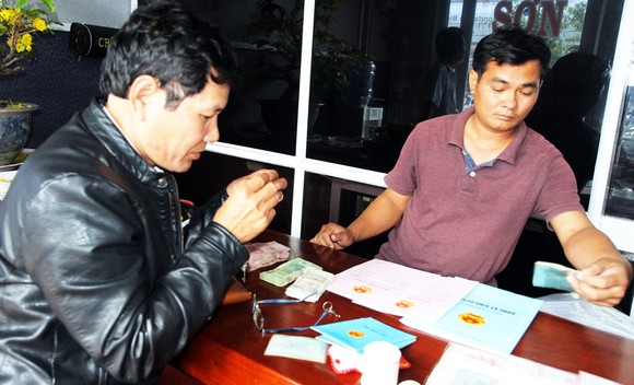 Nhân viên nhà xe trả lại 1,2 cây vàng và 250 triệu đồng cho hành khách bỏ quên ảnh 1