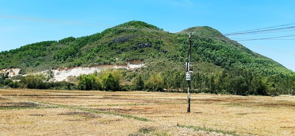 “Đất tặc” lộng hành đào phá núi Mò O ảnh 9