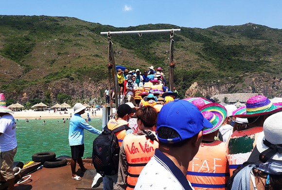 Biển người đổ đến nghỉ lễ khiến làng biển Nhơn Lý trở nên "quá tải" ảnh 1