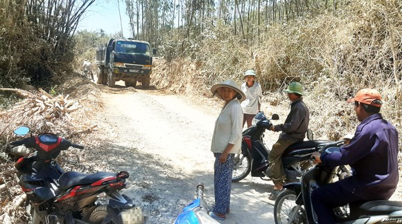Phản đối “đất tặc” trên núi Mò O, một người phụ nữ ngất xỉu rồi tử vong ảnh 4
