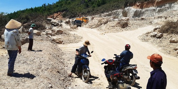 Phản đối “đất tặc” trên núi Mò O, một người phụ nữ ngất xỉu rồi tử vong ảnh 1