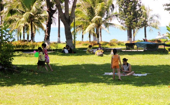 Bị cắt điện cả ngày, người dân phố biển Quy Nhơn tìm chỗ tránh nắng ảnh 7