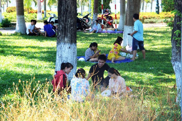 Bị cắt điện cả ngày, người dân phố biển Quy Nhơn tìm chỗ tránh nắng ảnh 8