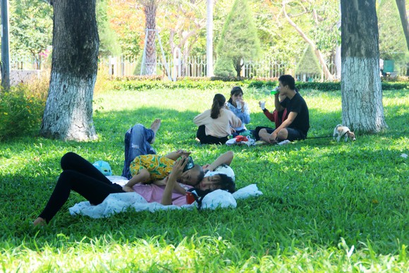Bị cắt điện cả ngày, người dân phố biển Quy Nhơn tìm chỗ tránh nắng ảnh 1