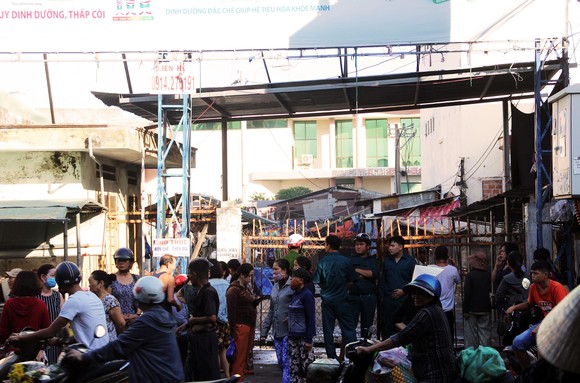 Xả thân cứu cụ già, em bé đang ngủ trong khu chợ bị cháy ảnh 4