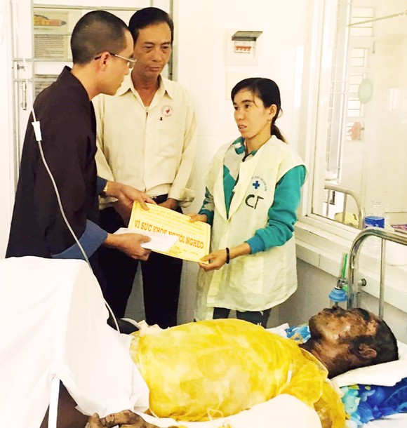 Giúp một bệnh nhân nghèo bị tai nạn, bỏng toàn thân ảnh 1