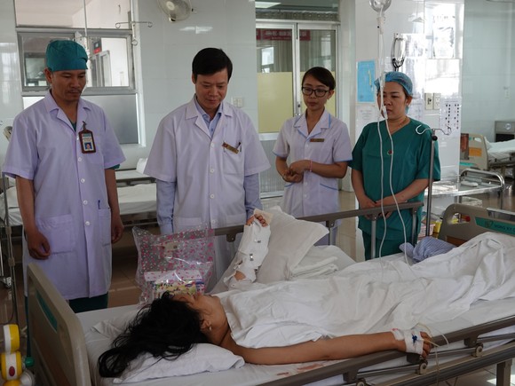 Dự tiệc tất niên, một phụ nữ bị chém đứt lìa cánh tay ảnh 1