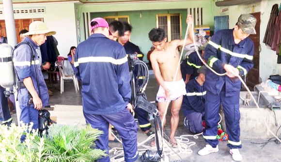 Nỗ lực trục vớt thi thể 2 người chết ngạt dưới giếng ảnh 1