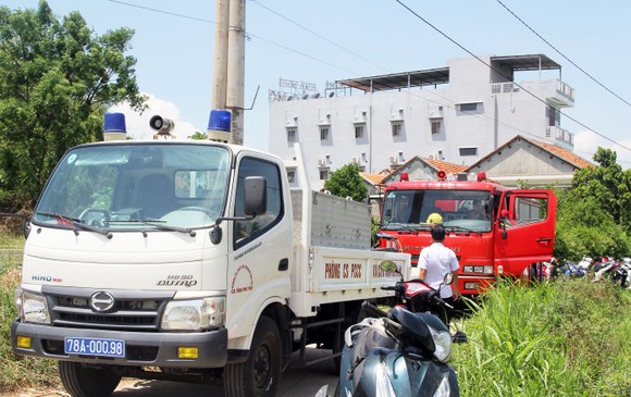 Nỗ lực trục vớt thi thể 2 người chết ngạt dưới giếng ảnh 3