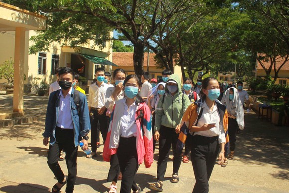 Thí sinh vùng ven tâm dịch hoàn thành tốt môn thi Ngữ văn ảnh 8