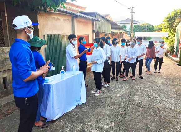 Thí sinh vùng ven tâm dịch hoàn thành tốt môn thi Ngữ văn ảnh 13