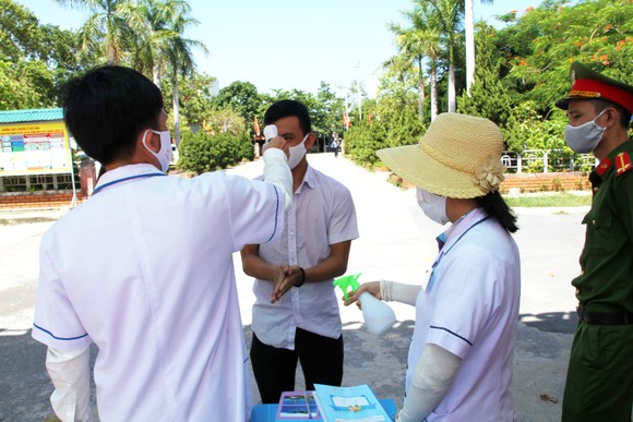 Thí sinh vùng ven tâm dịch hoàn thành tốt môn thi Ngữ văn ảnh 5
