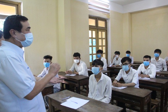 Thí sinh vùng ven tâm dịch hoàn thành tốt môn thi Ngữ văn ảnh 11